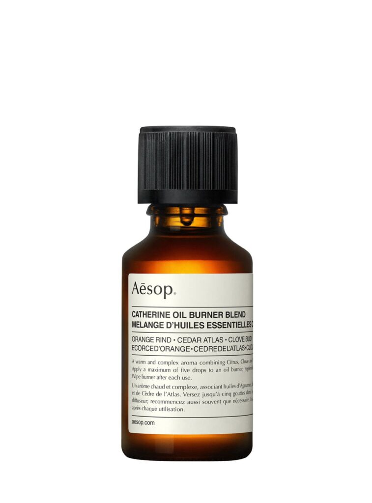 Botella de aceite esencial Catherine de Aesop en Papaduk Ibiza, mezcla aromática con naranja, clavo y cedro del Atlas