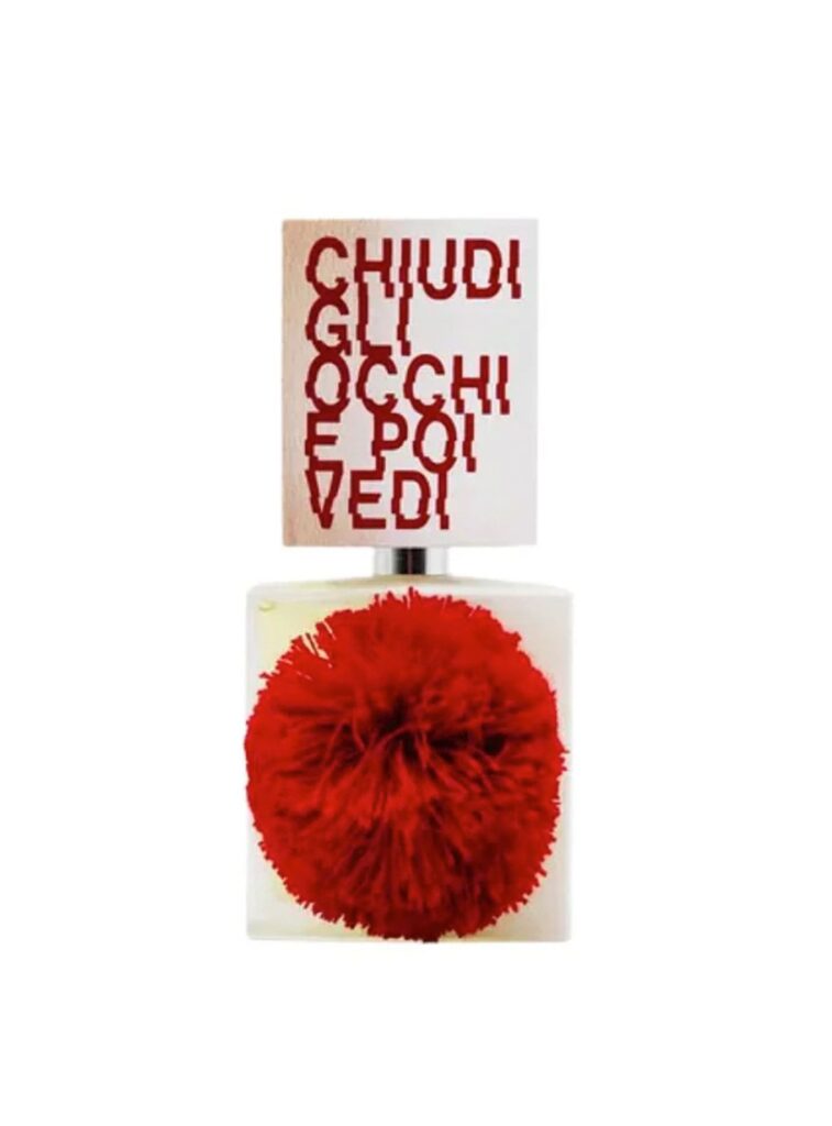 Perfume Chiudi Gli Occhi E Poi Vedi de Filippo Sorcinelli en Papaduk Ibiza, frasco blanco con pompón rojo y tapa con tipografía artística