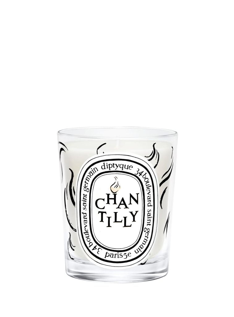 La nueva vela de diptyque Chantilly sobre fondo blanco