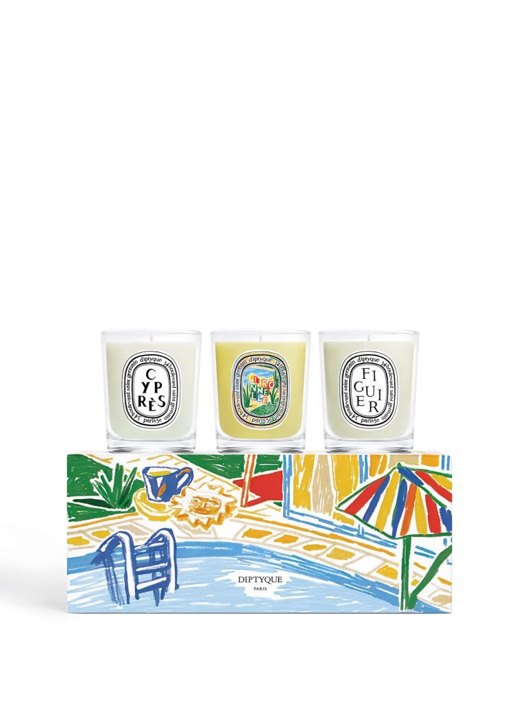 Set de tres velas de Diptyque (Cypres, Citronnelle, Figuier) de 70 gramos cada una, en un empaque con ilustraciones coloridas de verano.