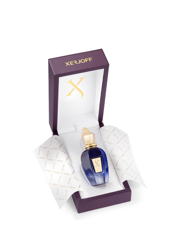 Perfume Xerjoff 40 Knots presentado en su caja abierta.