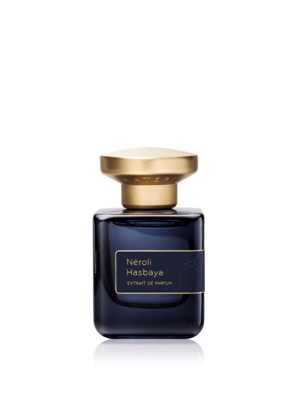 Frasco de Néroli Hasbaya de Atelier Materi en formato Extrait de Parfum de 50 ml con tapa dorada y cuerpo en azul oscuro.