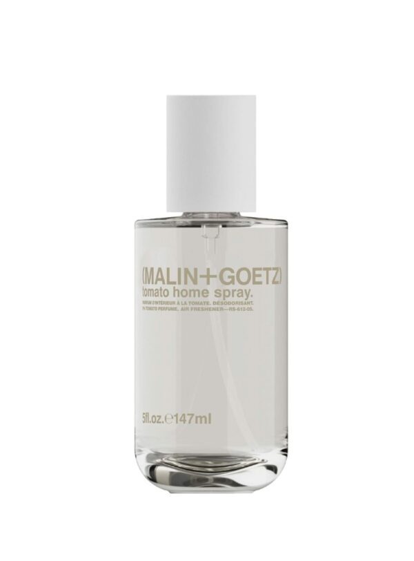 Botella del Tomato Room Spray de Malin+Goetz (147ml) sobre fondo blanco, ideal para aromatizar el hogar con notas frescas y verdes de tomate.