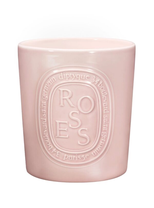 Vela Diptyque Roses 1,5 kg en cerámica rosa pastel, un homenaje a la frescura de los pétalos de rosa.