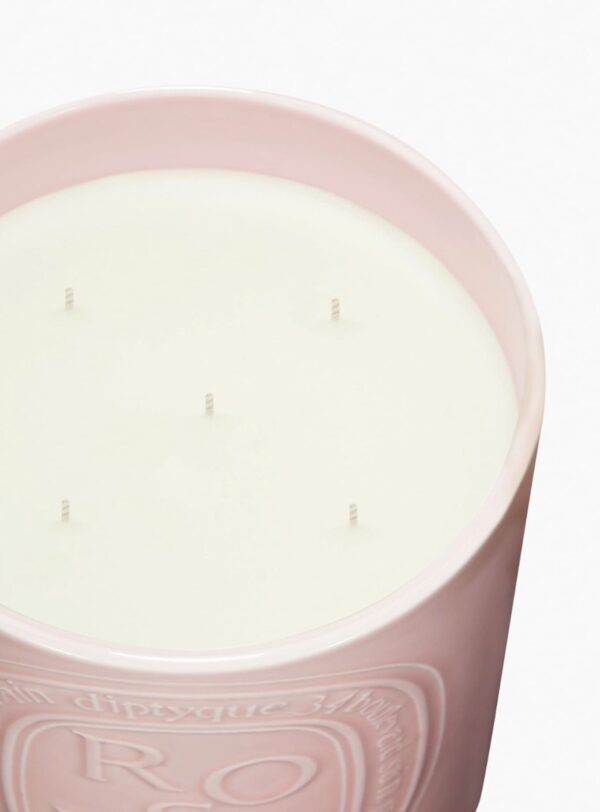 Primer plano de la vela Diptyque Roses 1,5 kg con su cera blanca y cinco mechas, perfecta para una atmósfera floral intensa.