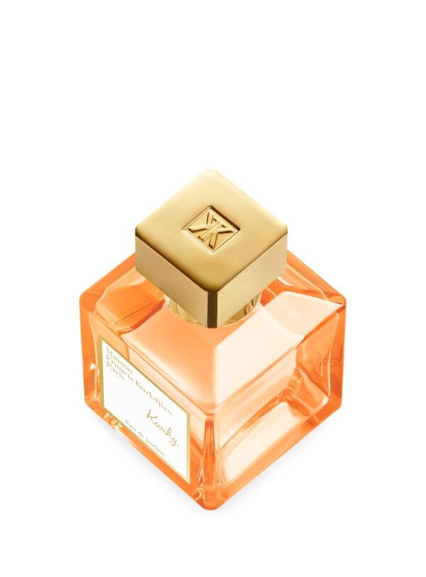 Vista cenital del perfume Kurky de Maison Francis Kurkdjian, mostrando el tapón dorado con logotipo grabado – frasco de 70 ml en Papaduk.