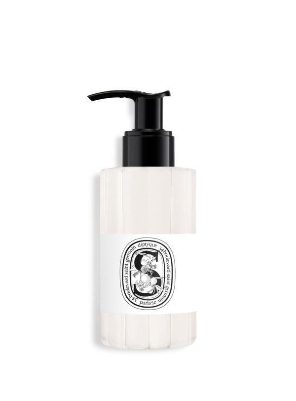 Champú de Diptyque verano 2025, frasco transparente con dosificador negro y etiqueta ovalada, disponible en Papaduk Ibiza.