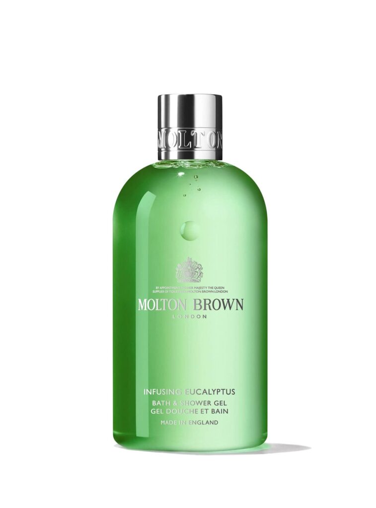 Imagen del gel de ducha Molton Brown Infusing Eucalyptus de 300 ml, con fórmula energizante y fragancia refrescante de eucalipto. Producto original disponible en Papaduk Ibiza.