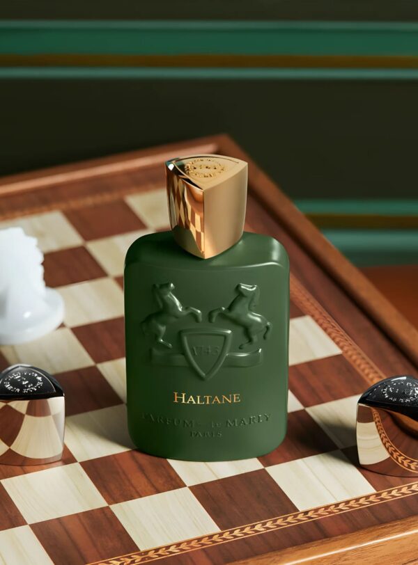 Haltane de Parfums de Marly junto a su estuche dorado y verde, fotografía para tienda online.