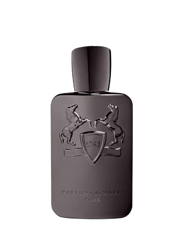 Frasco oscuro de Herod de Parfums de Marly fotografiado en primer plano, Papaduk Ibiza.