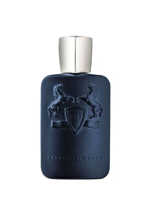 Botella azul de Layton de Parfums de Marly en primer plano sobre fondo claro.