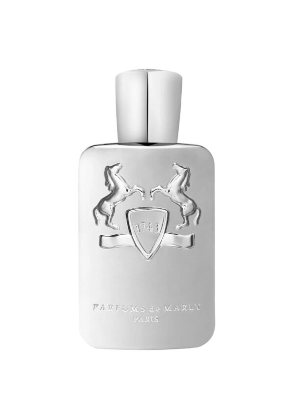 Primer plano del frasco de Pegasus de Parfums de Marly sobre fondo claro en Papaduk Ibiza.