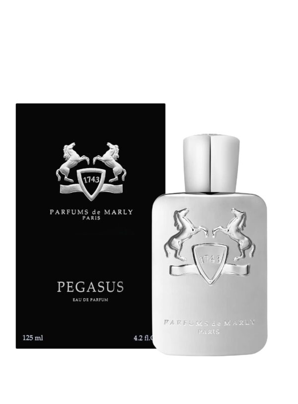 Botella de Pegasus de Parfums de Marly vista lateralmente con caja blanca, fotografía de producto en Papaduk Ibiza.