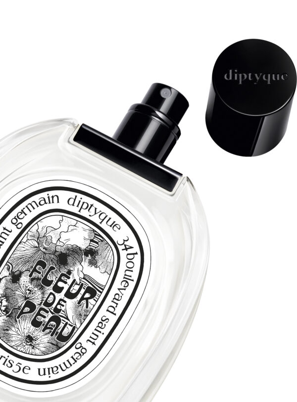 Perfume Fleur de Peau de Diptyque con tapón abierto y vaporizador visible, fotografía en detalle del diseño elegante disponible en Papaduk Ibiza