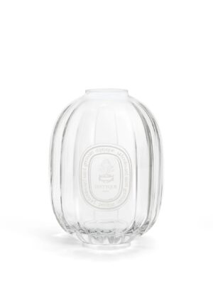 Vaso de cristal Diptyque para difusor de fragancia, diseño transparente acanalado con emblema blanco en el frontal.