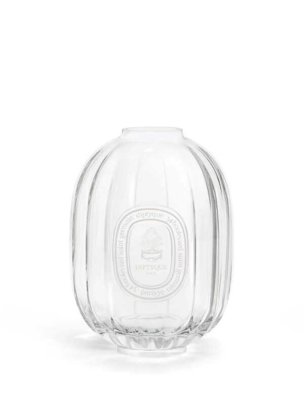 Vaso de cristal Diptyque para difusor de fragancia, diseño transparente acanalado con emblema blanco en el frontal.