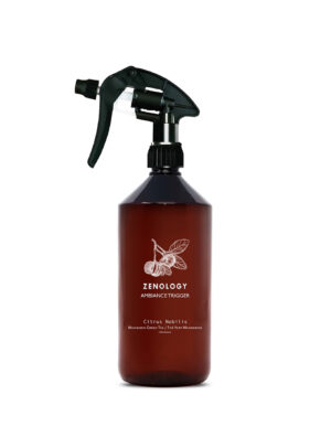 Spray de ambiente Zenology Citrus Nobilis 1000 ml, botella ámbar con difusor negro, fragancia cítrica de mandarina y té verde.