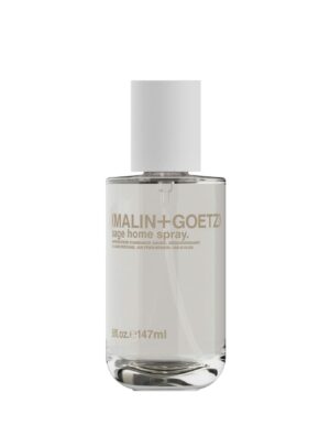 Spray de hogar Malin+Goetz Sage 147 ml, frasco transparente con tapa blanca, aroma herbal fresco de salvia.