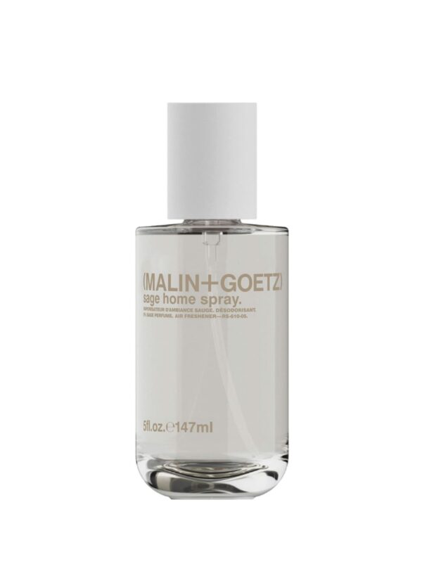 Spray de hogar Malin+Goetz Sage 147 ml, frasco transparente con tapa blanca, aroma herbal fresco de salvia.
