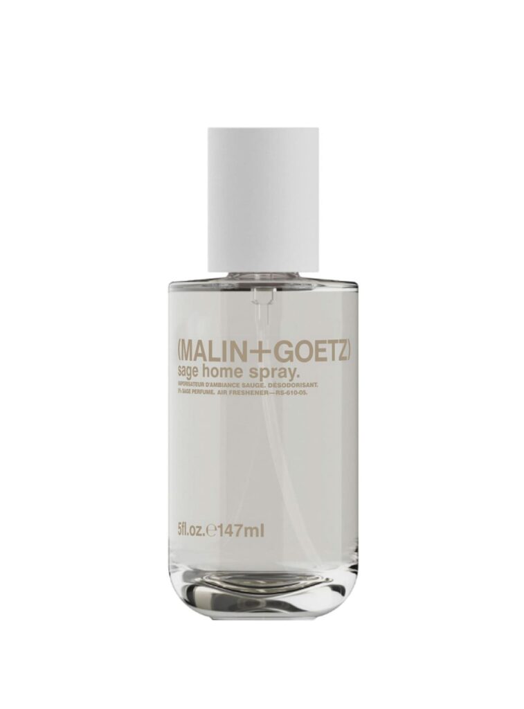 Spray de hogar Malin+Goetz Sage 147 ml, frasco transparente con tapa blanca, aroma herbal fresco de salvia.
