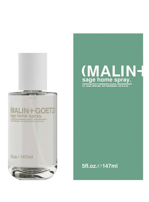 Spray ambientador Malin+Goetz Sage, frasco transparente con caja verde, fragancia limpia de salvia para el hogar.