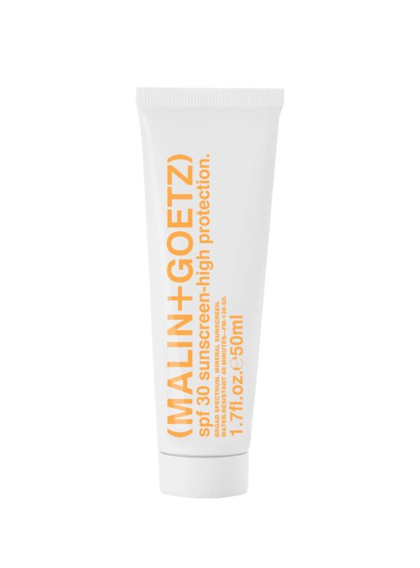 Crema solar Malin+Goetz SPF30, tubo blanco de 50 ml con tipografía naranja, protección solar mineral de amplio espectro.