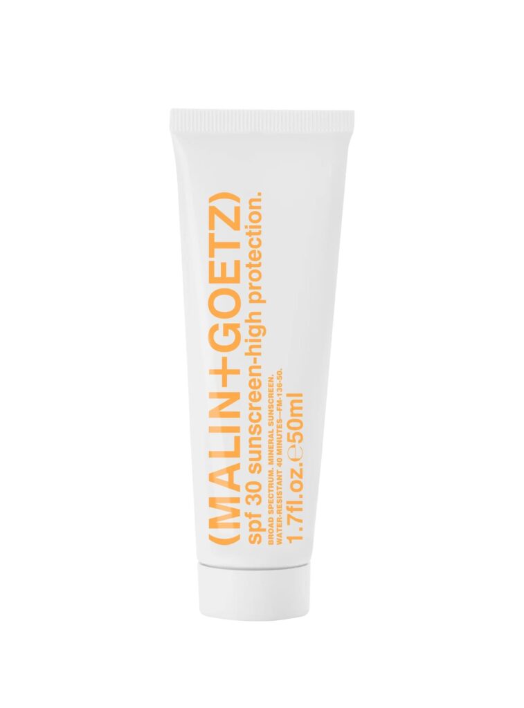 Crema solar Malin+Goetz SPF30, tubo blanco de 50 ml con tipografía naranja, protección solar mineral de amplio espectro.