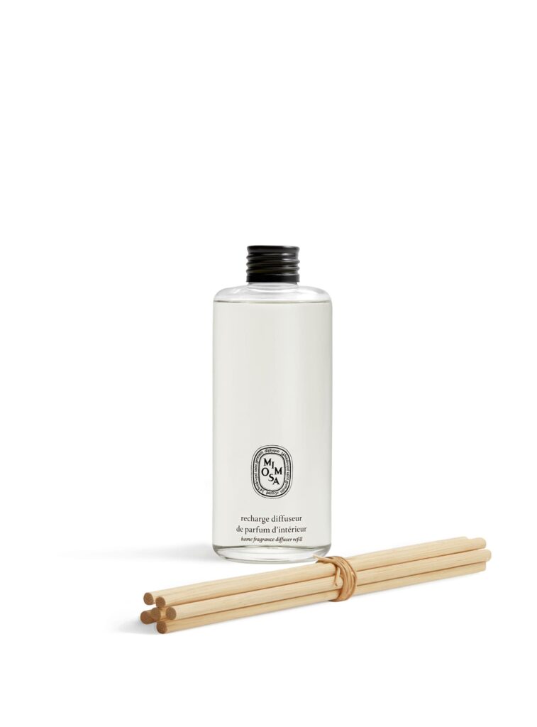 Recarga difusor Diptyque Mimosa 200 ml, frasco transparente con líquido blanco y varillas de madera, fragancia floral suave de mimosa.