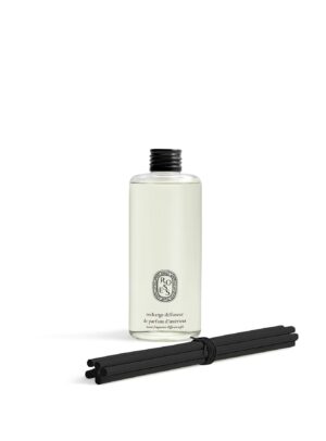 Recarga difusor Diptyque Roses 200 ml, frasco transparente con líquido blanco y varillas negras, fragancia floral fresca de rosas.