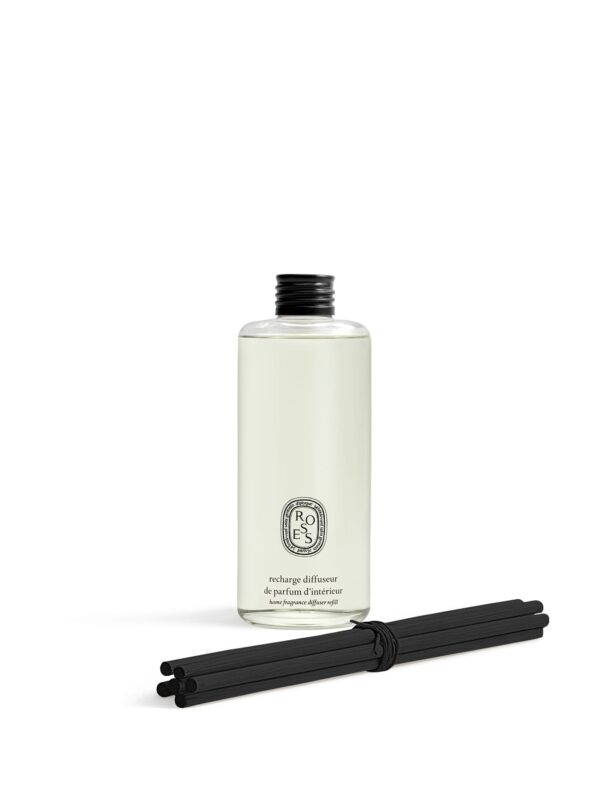 Recarga difusor Diptyque Roses 200 ml, frasco transparente con líquido blanco y varillas negras, fragancia floral fresca de rosas.