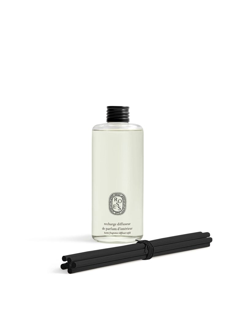 Recarga difusor Diptyque Roses 200 ml, frasco transparente con líquido blanco y varillas negras, fragancia floral fresca de rosas.
