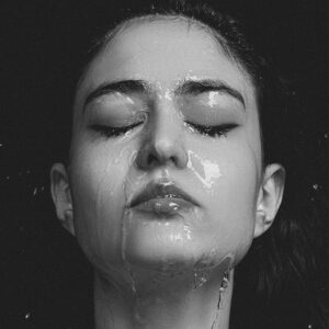Ritual de cuidado facial con agua en piel, limpieza profunda y sensorial