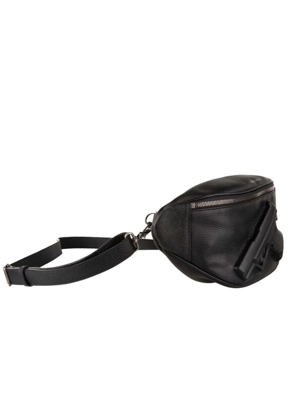 Riñonera Vlieger & Vandam negra vista lateral con correa ajustable y diseño de pistola - Papaduk Ibiza