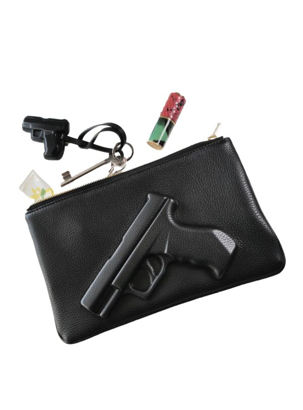 Neceser Vlieger & Vandam con pistola en relieve y objetos personales alrededor - Papaduk Ibiza