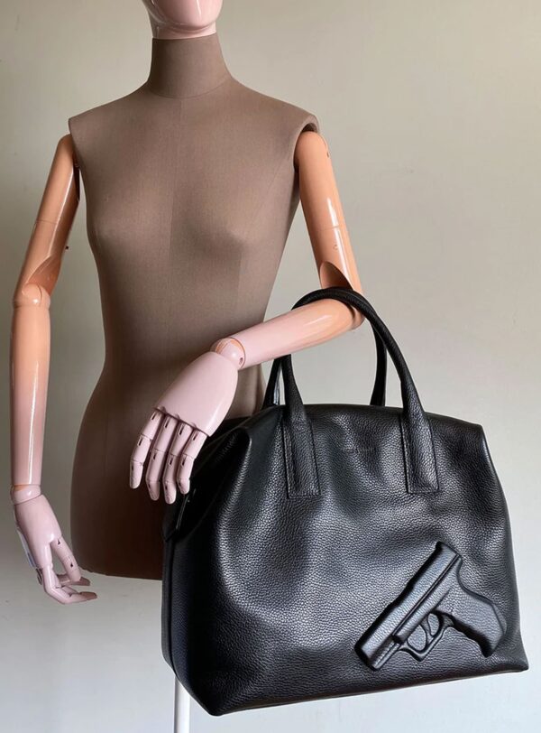 Weekender Vlieger & Vandam llevado al hombro, muestra tamaño y estilo urbano.