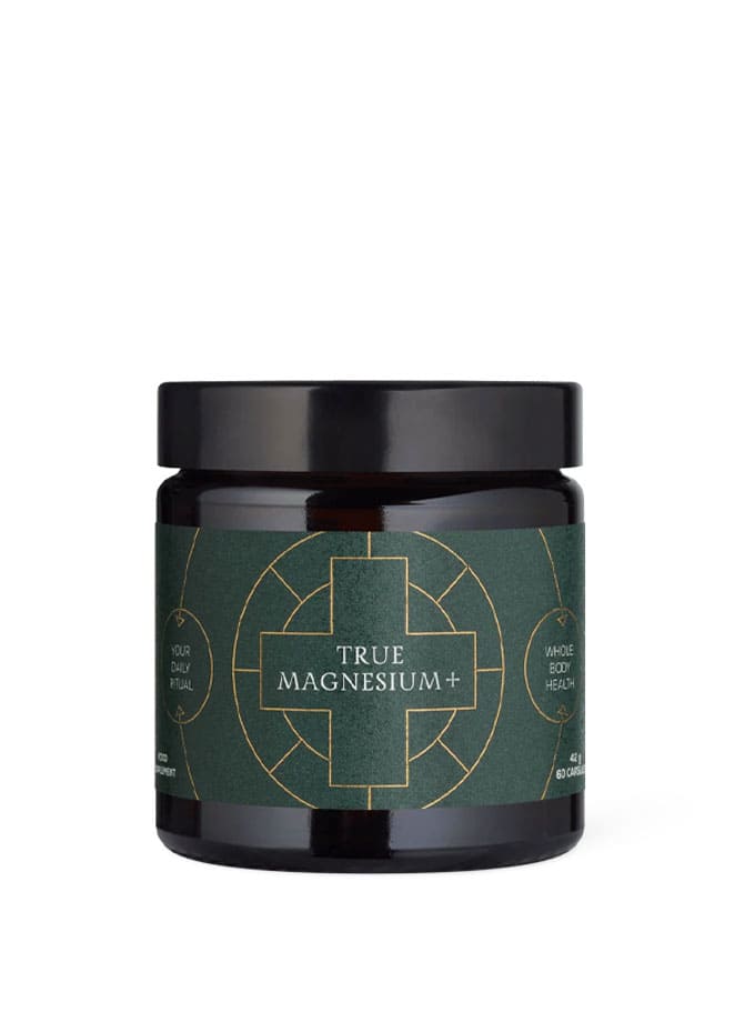 Suplemento True Magnesium+ Ancient + Brave, frasco ámbar oscuro con etiqueta verde y tapa negra, 60 cápsulas.