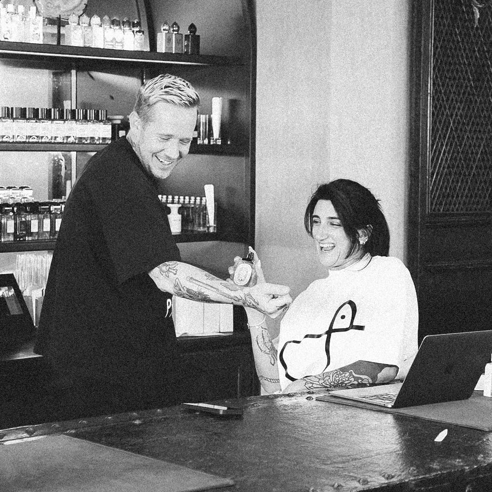 Asesoramiento olfativo personalizado en Papaduk Ibiza con Erpee y clienta probando perfumes nicho