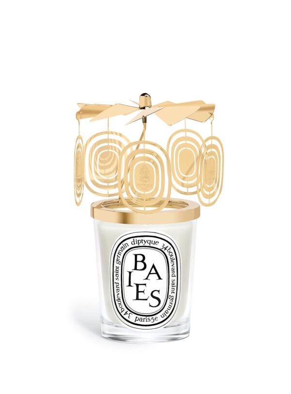 Diptyque Baies Carrousel Edición Limitada 2025 – vela blanca con adornos dorados giratorios y aroma a frutos rojos.