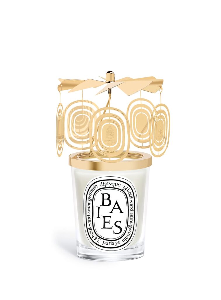 Diptyque Baies Carrousel Edición Limitada 2025 – vela blanca con adornos dorados giratorios y aroma a frutos rojos.