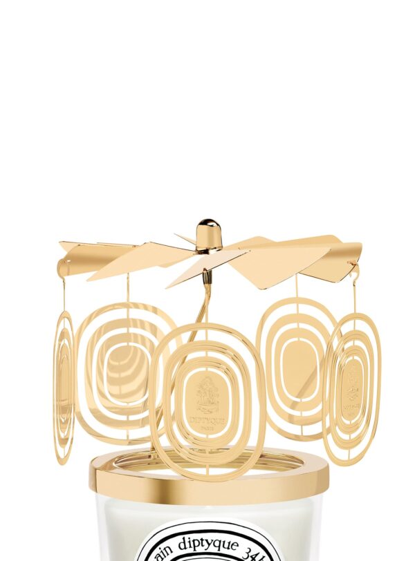 Diptyque Baies Carrousel Navidad 2025 – detalle superior de los colgantes dorados con logo ovalado, diseño festivo.