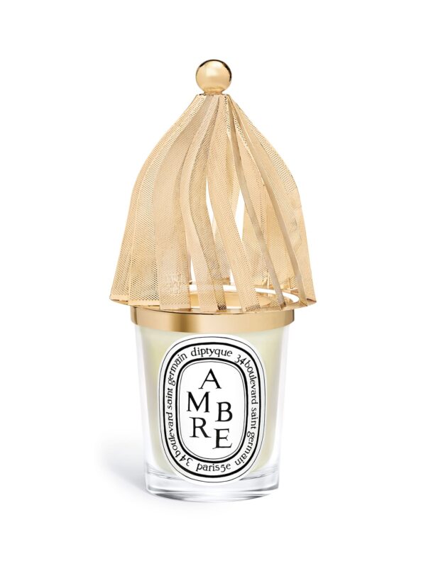 Diptyque Ambre Lantern Edición Limitada 2025 – vela blanca con cúpula dorada en forma de farol, aroma cálido de ámbar.