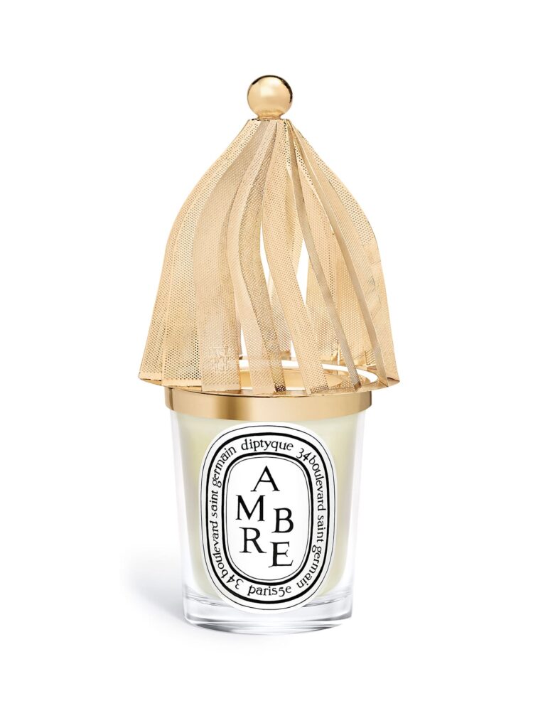 Diptyque Ambre Lantern Edición Limitada 2025 – vela blanca con cúpula dorada en forma de farol, aroma cálido de ámbar.