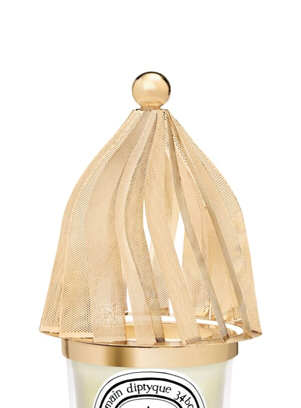 Diptyque Ambre Lantern 2025 – detalle superior de la cúpula dorada con textura metálica, diseño festivo exclusivo.