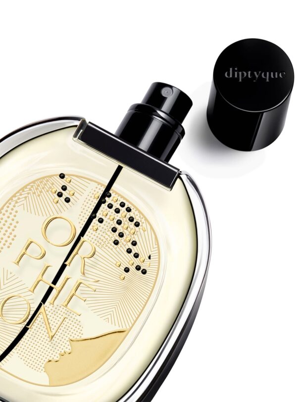 Diptyque Orphéon EdP 75 ml – detalle del vaporizador abierto con grabado dorado, fragancia ambarada y envolvente.