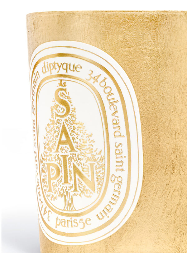 Diptyque Sapin 190g Edición Limitada – detalle lateral del vaso dorado, diseño elegante de textura metálica.