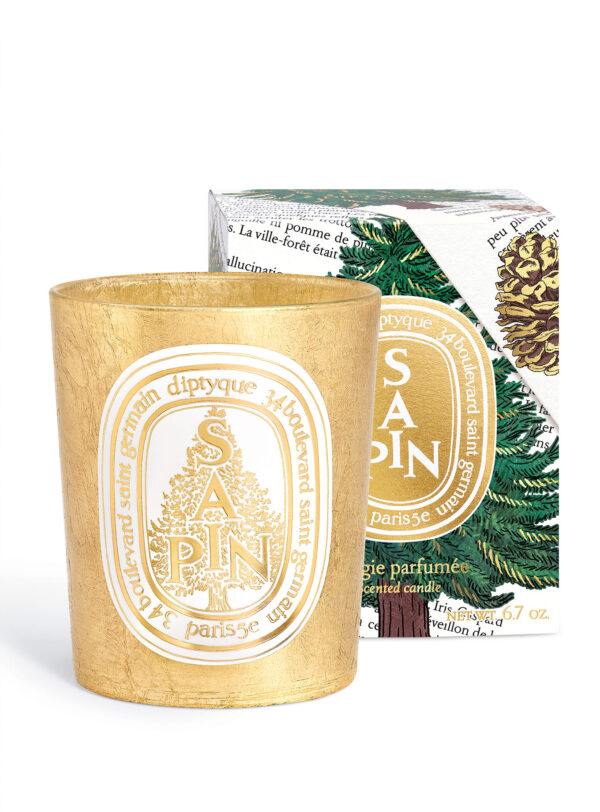 Diptyque Sapin Navidad 2025 190g – vela dorada con caja ilustrada, fragancia fresca de coníferas y madera.