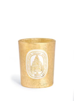 Diptyque Sapin Vela Perfumada 70g – vaso dorado con textura metalizada, aroma fresco de pino y resina.