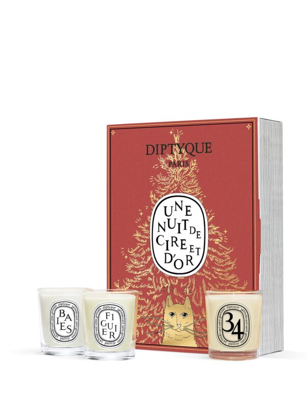 Diptyque Surprise Book Set Mini Velas Edición Limitada 2025 – caja roja ilustrada con árbol dorado y gato, incluye velas Baies, Figuier y 34 Boulevard Saint Germain.