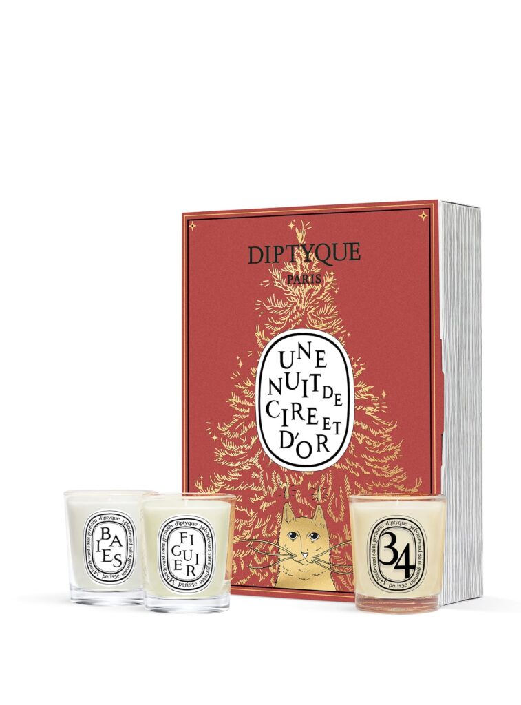 Diptyque Surprise Book Set Mini Velas Edición Limitada 2025 – caja roja ilustrada con árbol dorado y gato, incluye velas Baies, Figuier y 34 Boulevard Saint Germain.