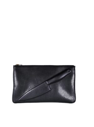 Pouch de piel negro Vlieger & Vandam con relieve en forma de cuchillo integrado en el diseño.